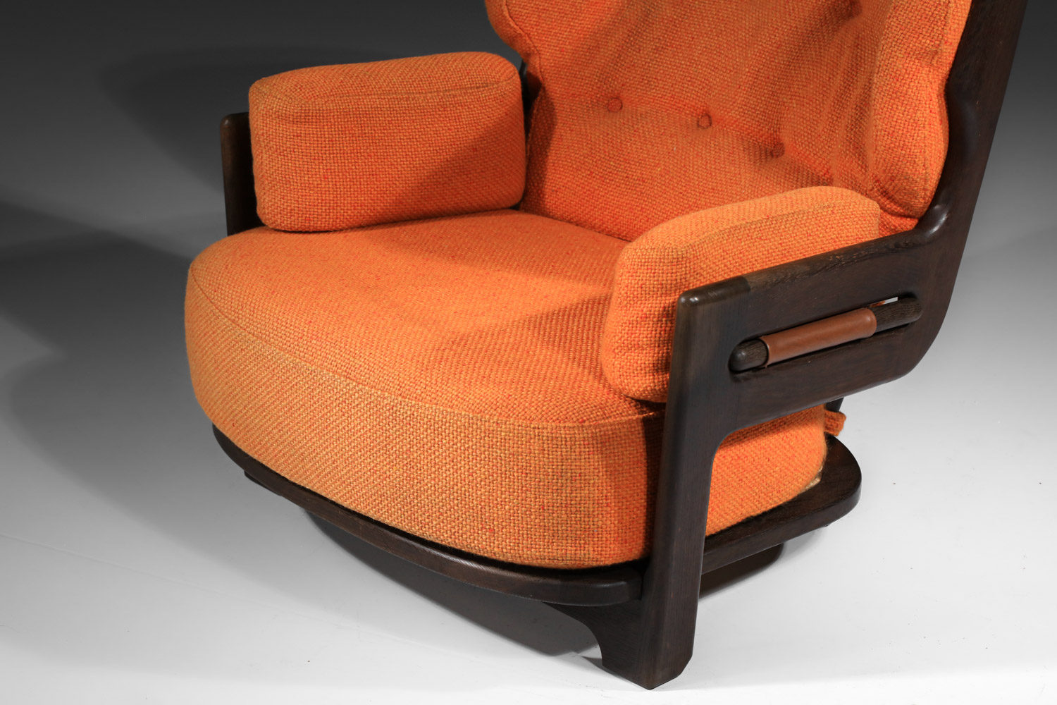 grand fauteuil guillerme et chambron en chêne teinté orange années 60 modèle Denis - J252