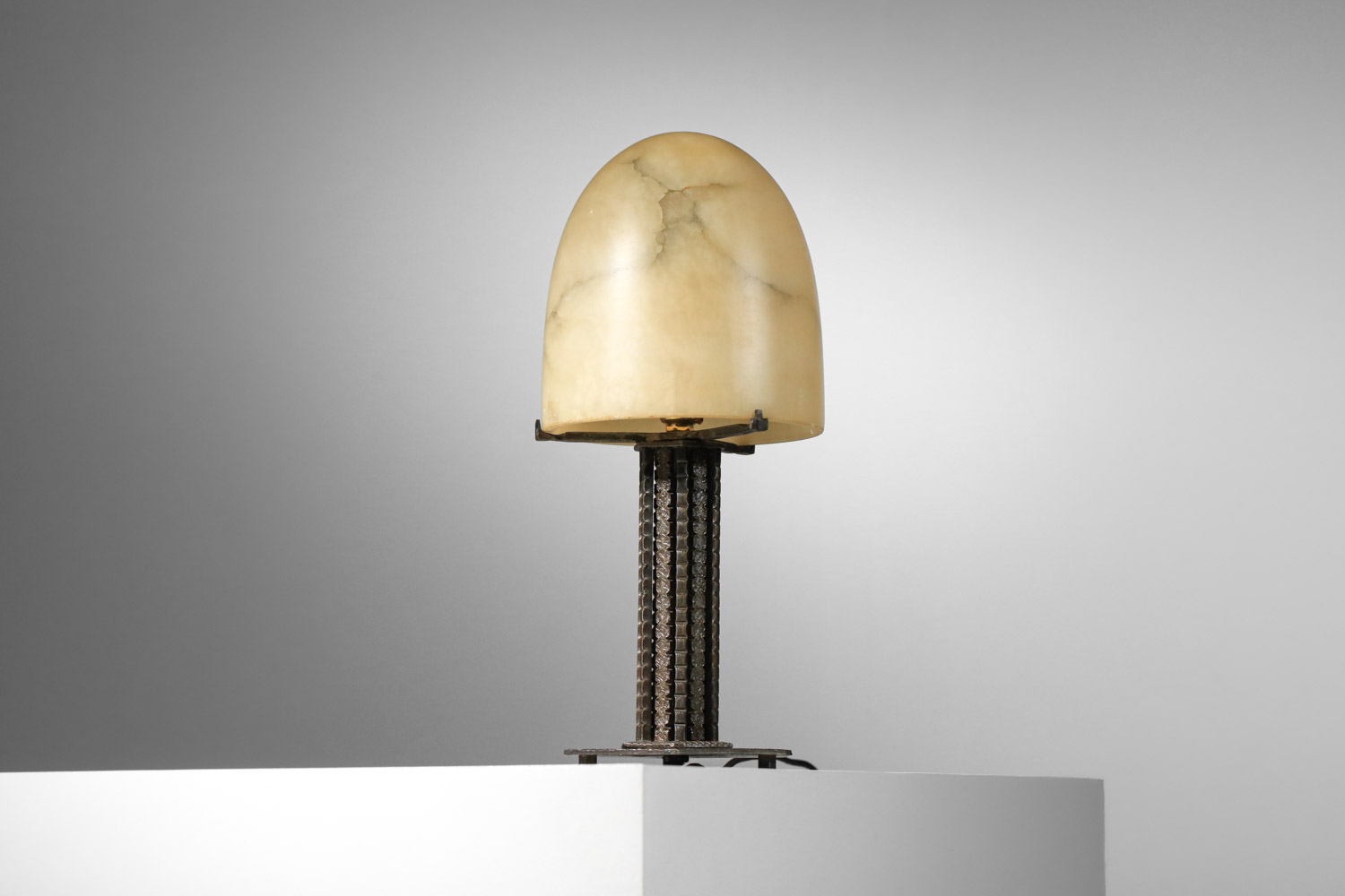 lampe de table art déco obus en albâtre et fer forgé style Edgar Brandt I668