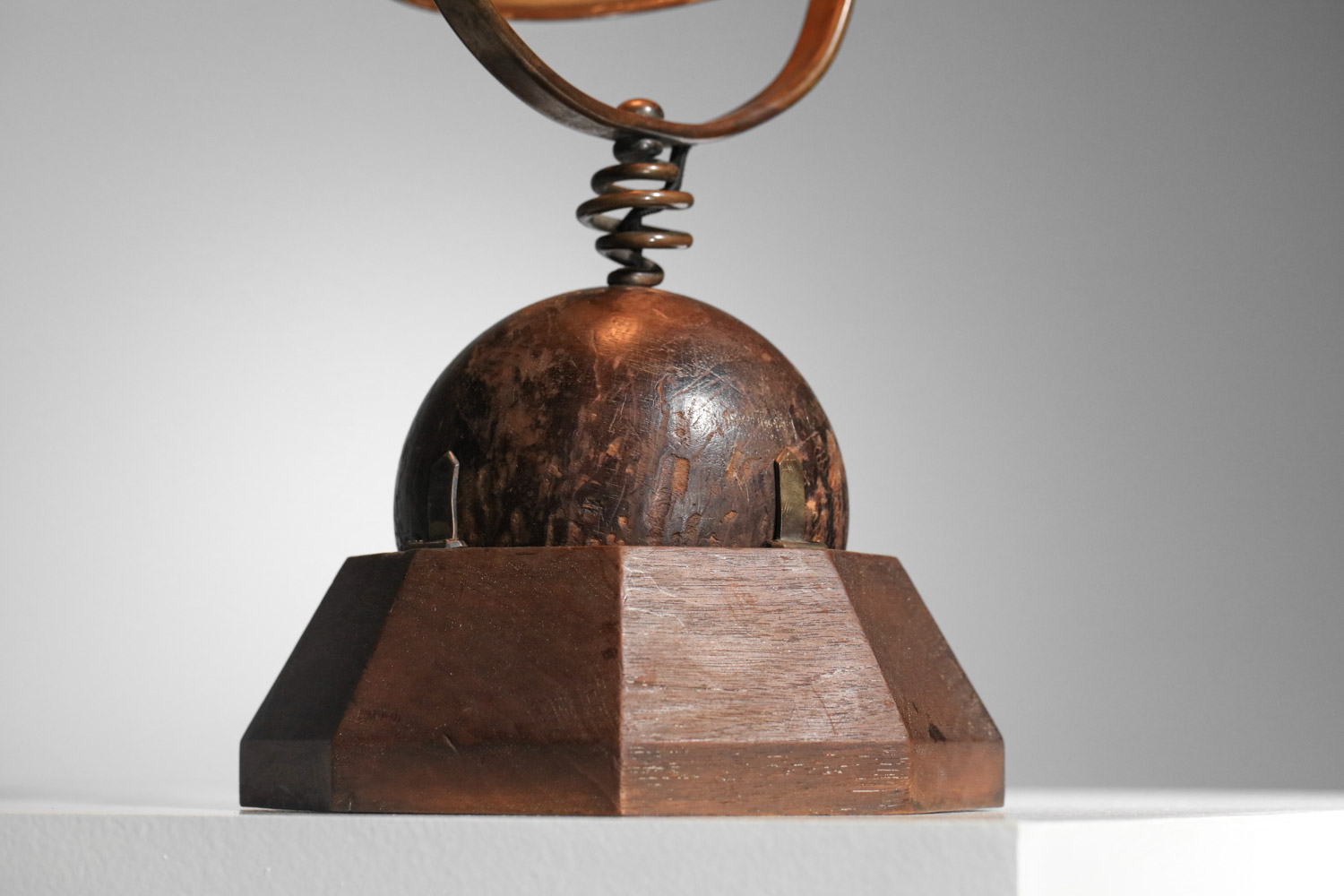 grande lampe de table en bois et laiton années 50 dans le goût de felix aublet H681