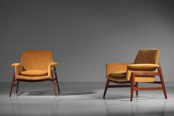 Paire de fauteuils attribués à Gianfranco Frattini en velours des années 1950 - I175