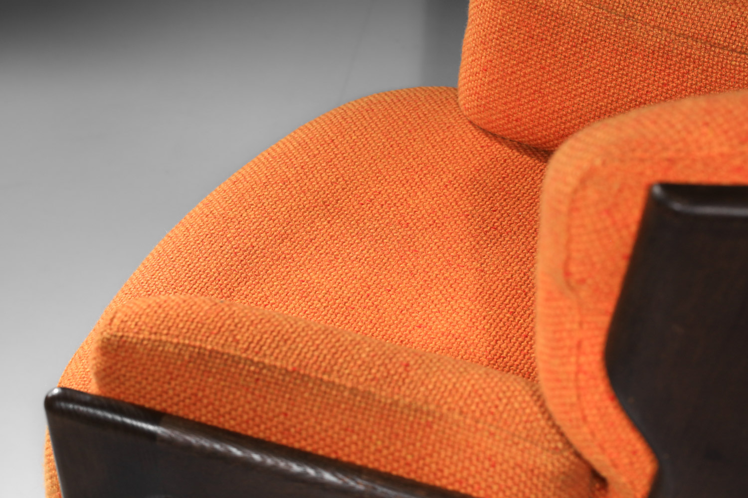 grand fauteuil guillerme et chambron en chêne teinté orange années 60 modèle Denis - J252