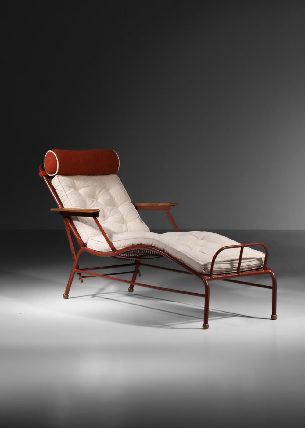 Lit de repos transat jules leleu fabriqué par jean prouvé pour le sanatorium du Plateau d'Assy 1934