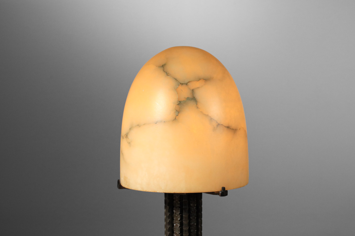 lampe de table art déco obus en albâtre et fer forgé style Edgar Brandt I668