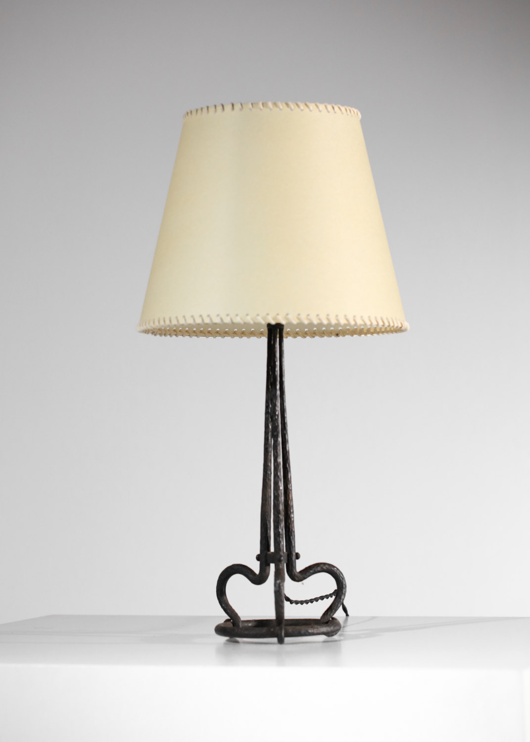 petite lampe en forgé martelé des années 30