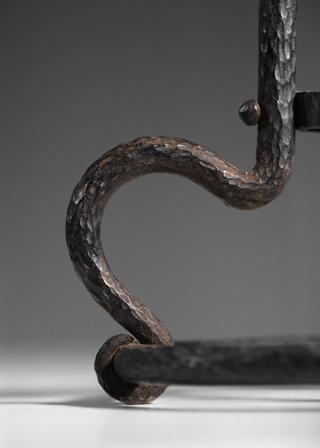 petite lampe en forgé martelé des années 30
