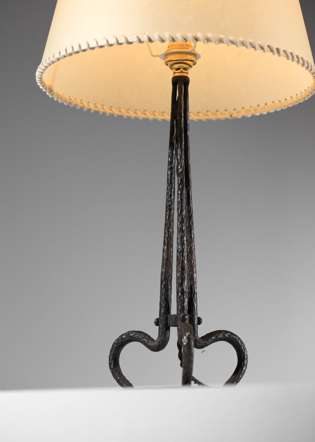 petite lampe en forgé martelé des années 30