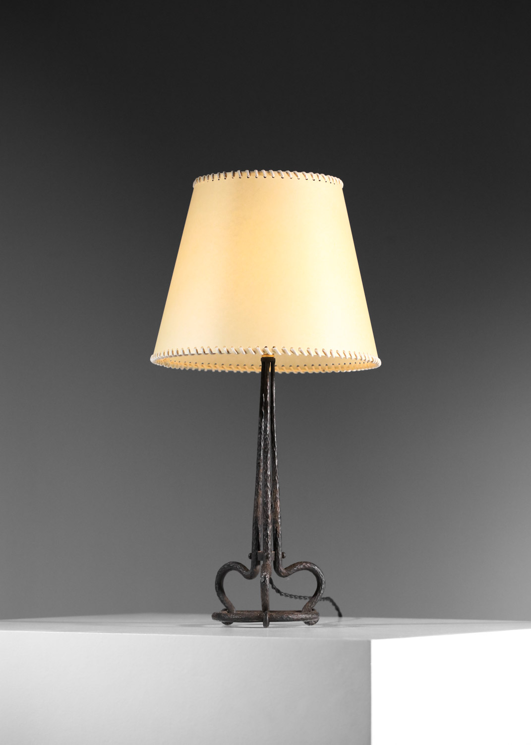 petite lampe en forgé martelé des années 30