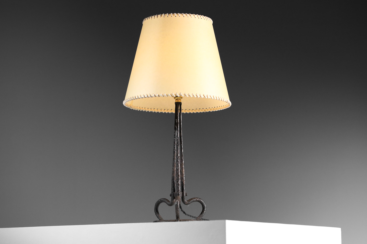 petite lampe en forgé martelé des années 30