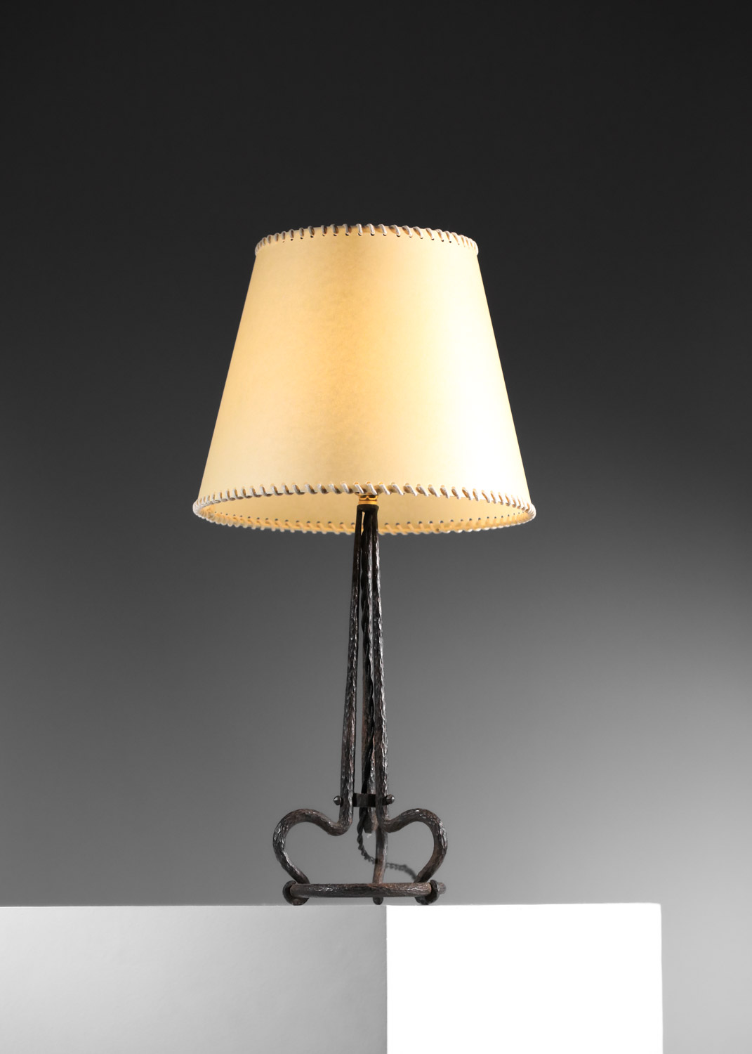 petite lampe en forgé martelé des années 30