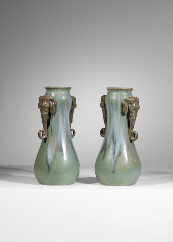 paire de vases en céramique Dembac à décor d'éléphants sculptés art déco