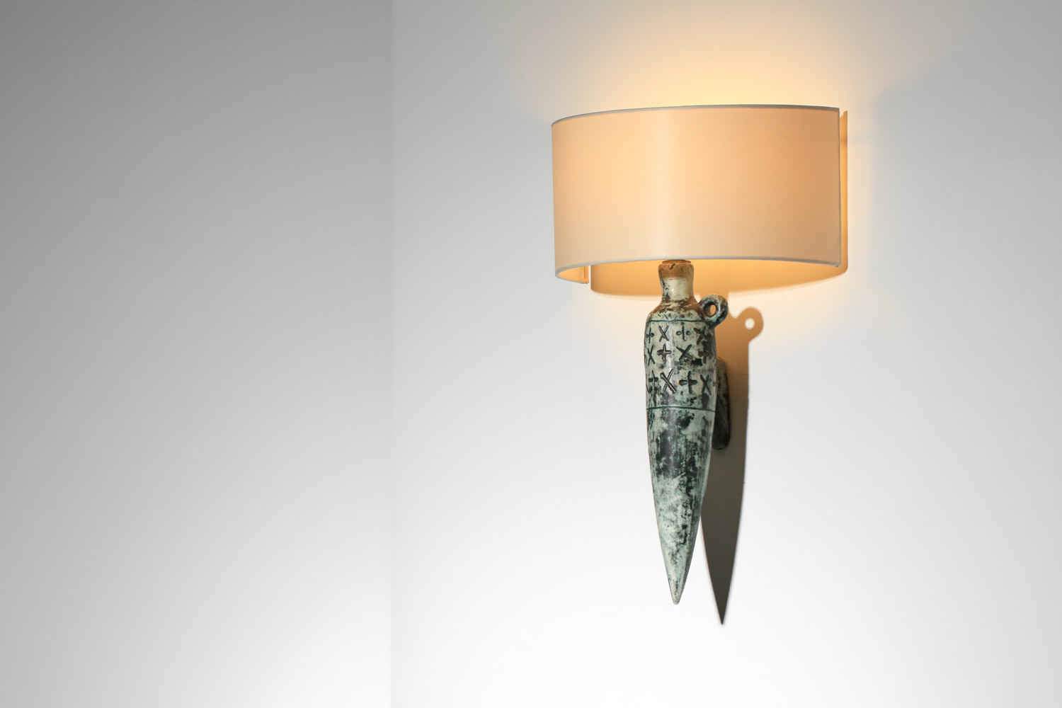 applique jacques blin en céramique années 60 décor de croix verte H656