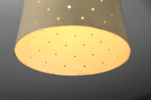 paire lampe giuseppe ostuni en metal perforé laqué beige et laiton années 50 J004