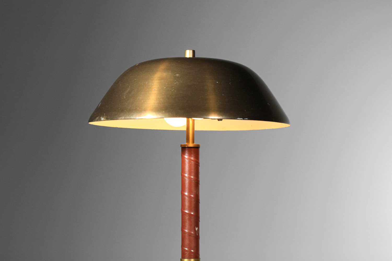 lampe de table suedoise en laiton et cuir scandinave H660 2200 2000