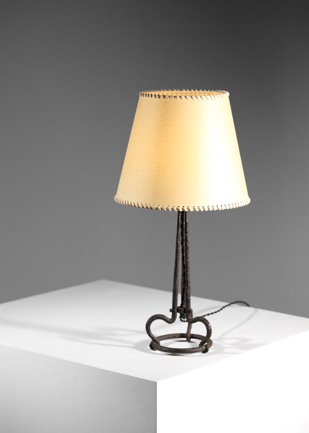 petite lampe en forgé martelé des années 30
