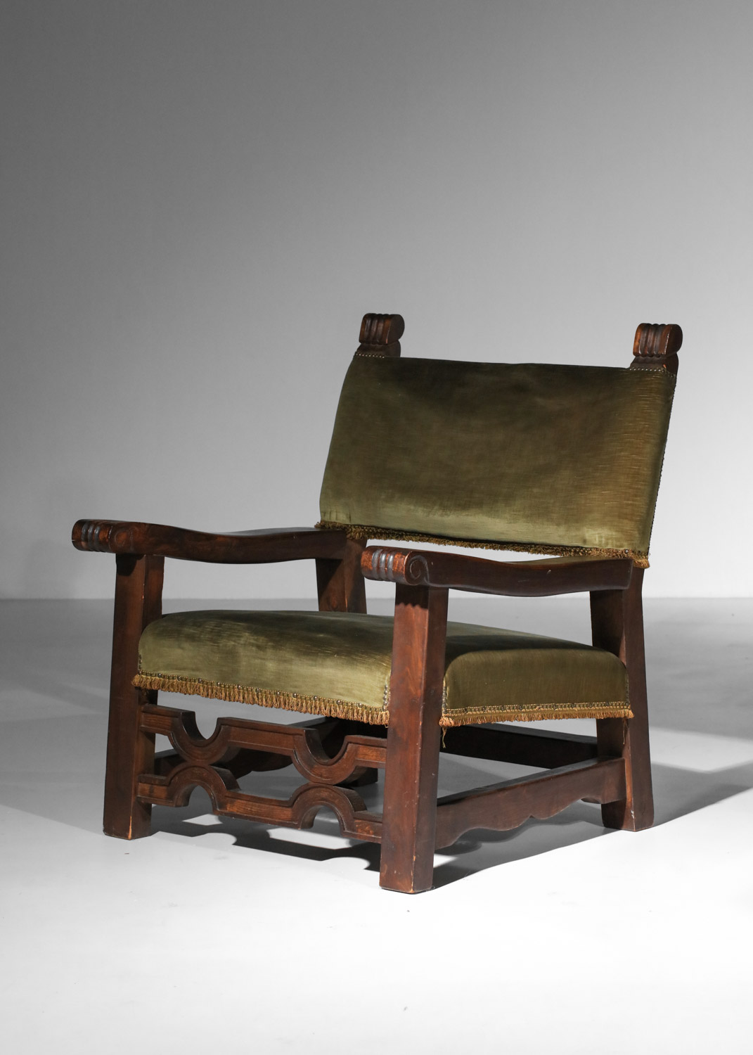 large paire de fauteuils brutalistes en bois massif et velour vert années 60/70 I138
