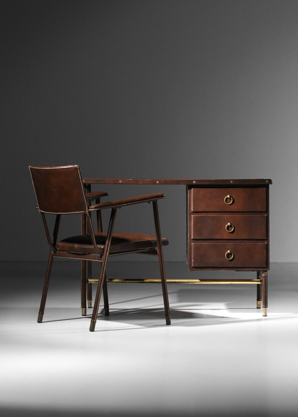 bureau et fauteuil des années 50 de jacques quinet gainé de simili cuir marron - I657