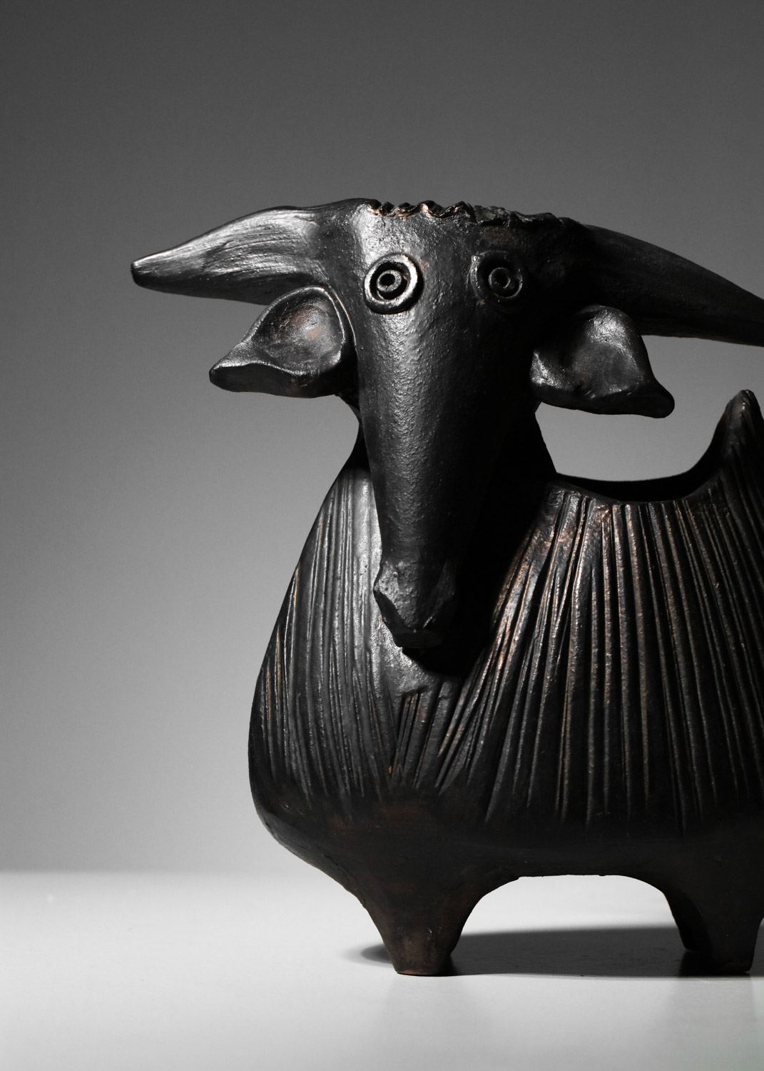 vase chêvre de dominique pouchain en céramique noire I691