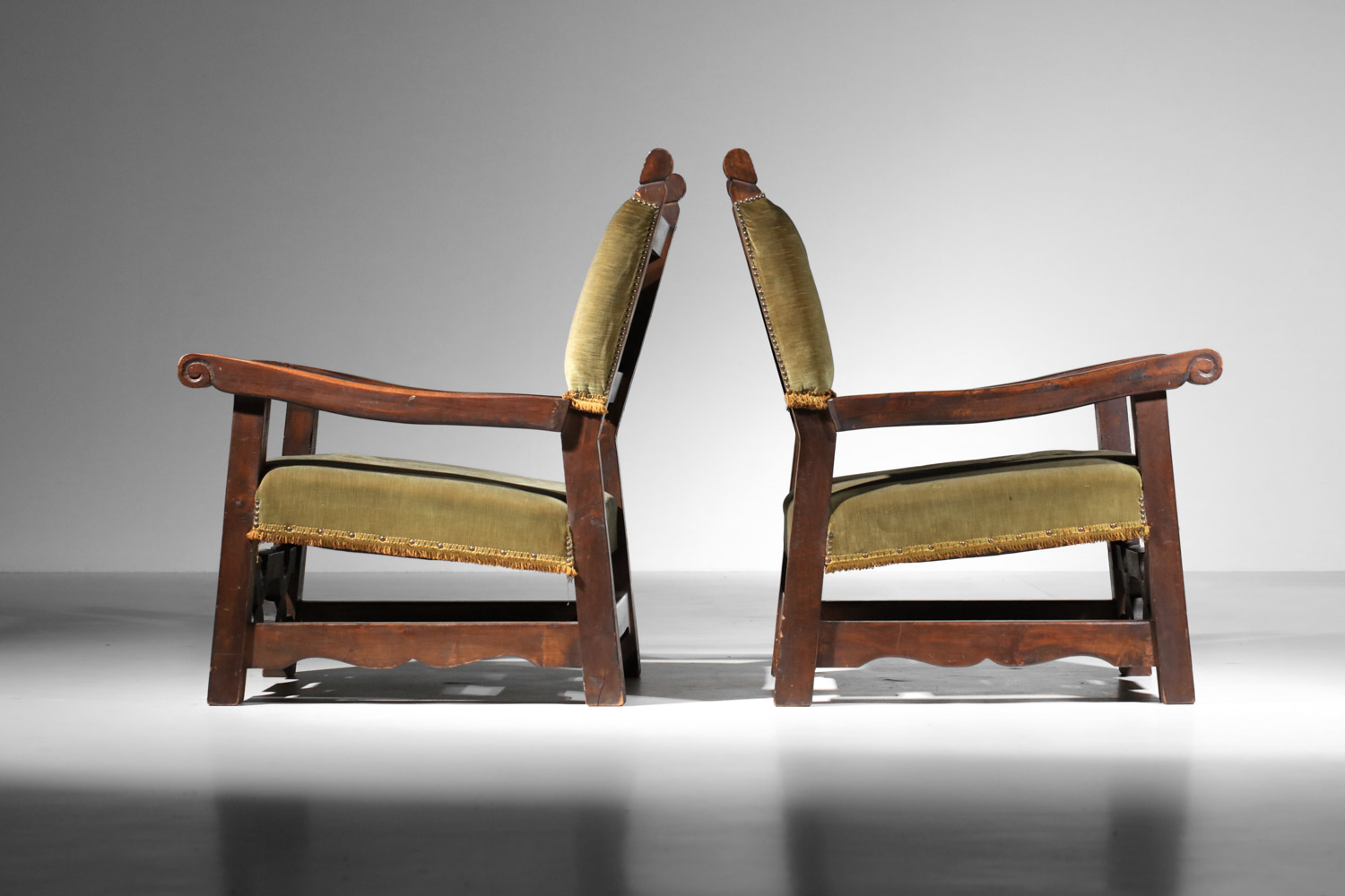 large paire de fauteuils brutalistes en bois massif et velour vert années 60/70 I138