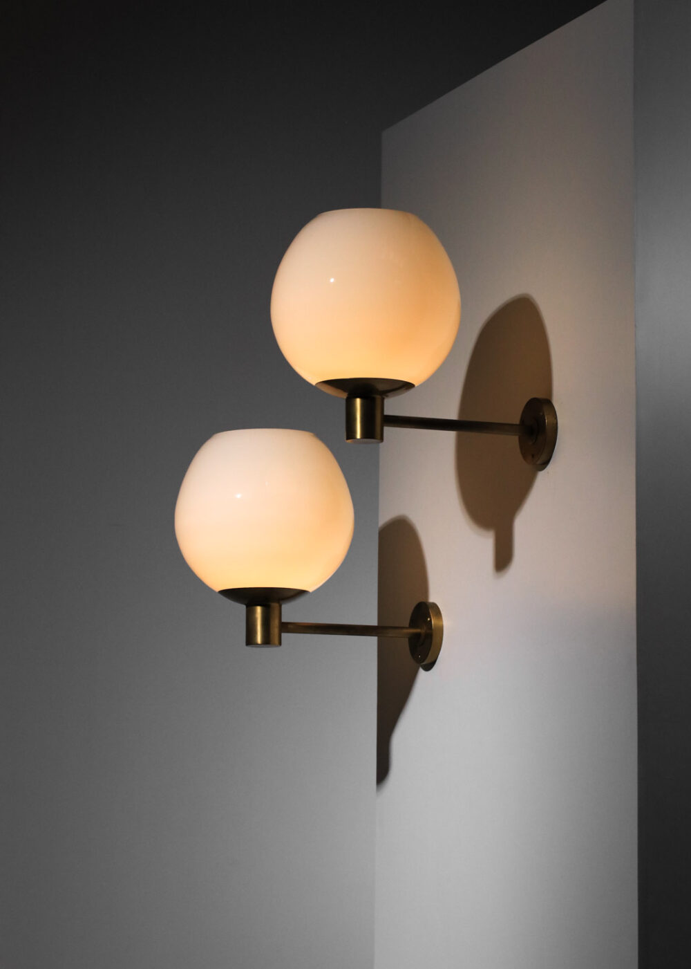 Suite de 4 grandes appliques suédoises en laiton et globes en opaline - J242