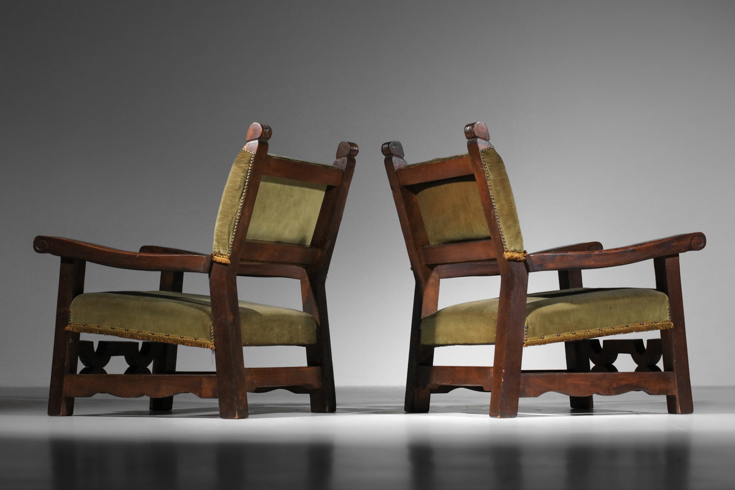 large paire de fauteuils brutalistes en bois massif et velour vert années 60/70 I138