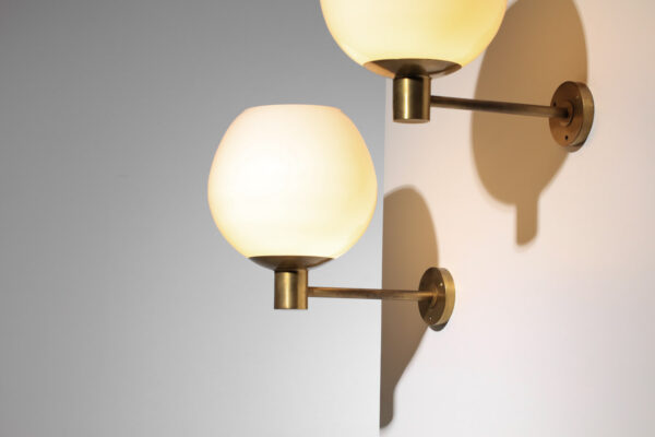 Suite de 4 grandes appliques suédoises en laiton et globes en opaline - J242