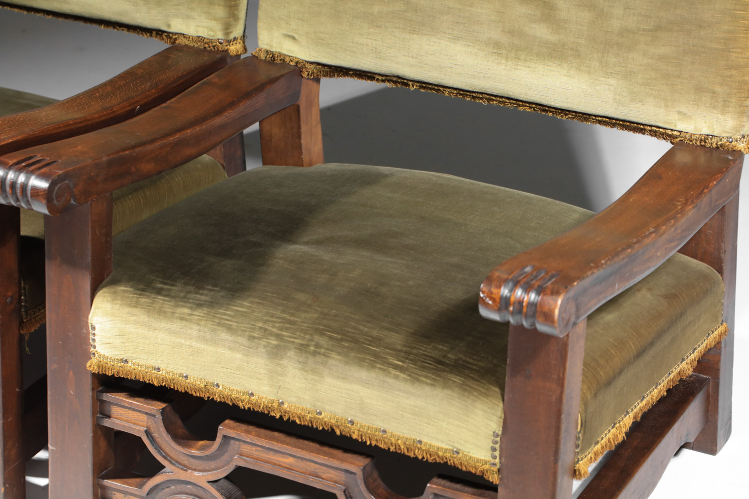 large paire de fauteuils brutalistes en bois massif et velour vert années 60/70 I138