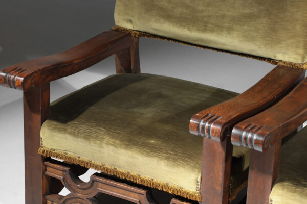 large paire de fauteuils brutalistes en bois massif et velour vert années 60/70 I138