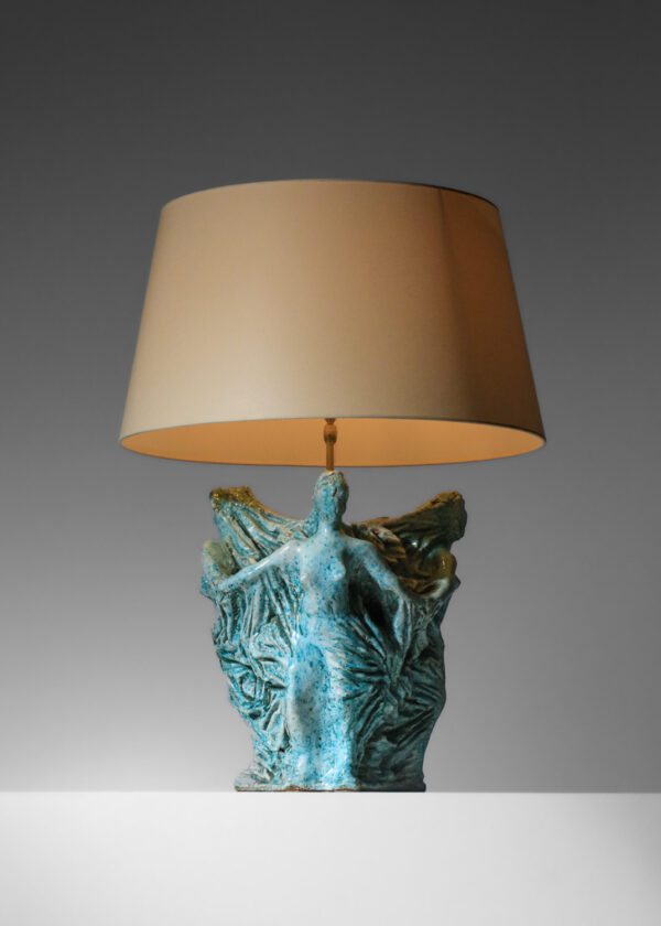 Grand pied de lampe en céramique à décor de trois dryades bleues non identifiées - H333