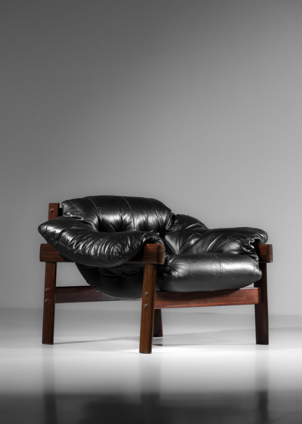 fauteuil bresilien percival laefer en cuir noir et jacaranda massif années 60 I353