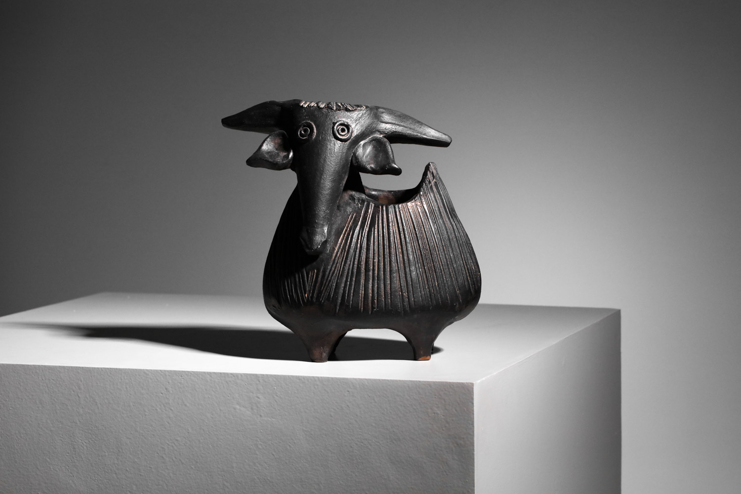 vase chêvre de dominique pouchain en céramique noire I691
