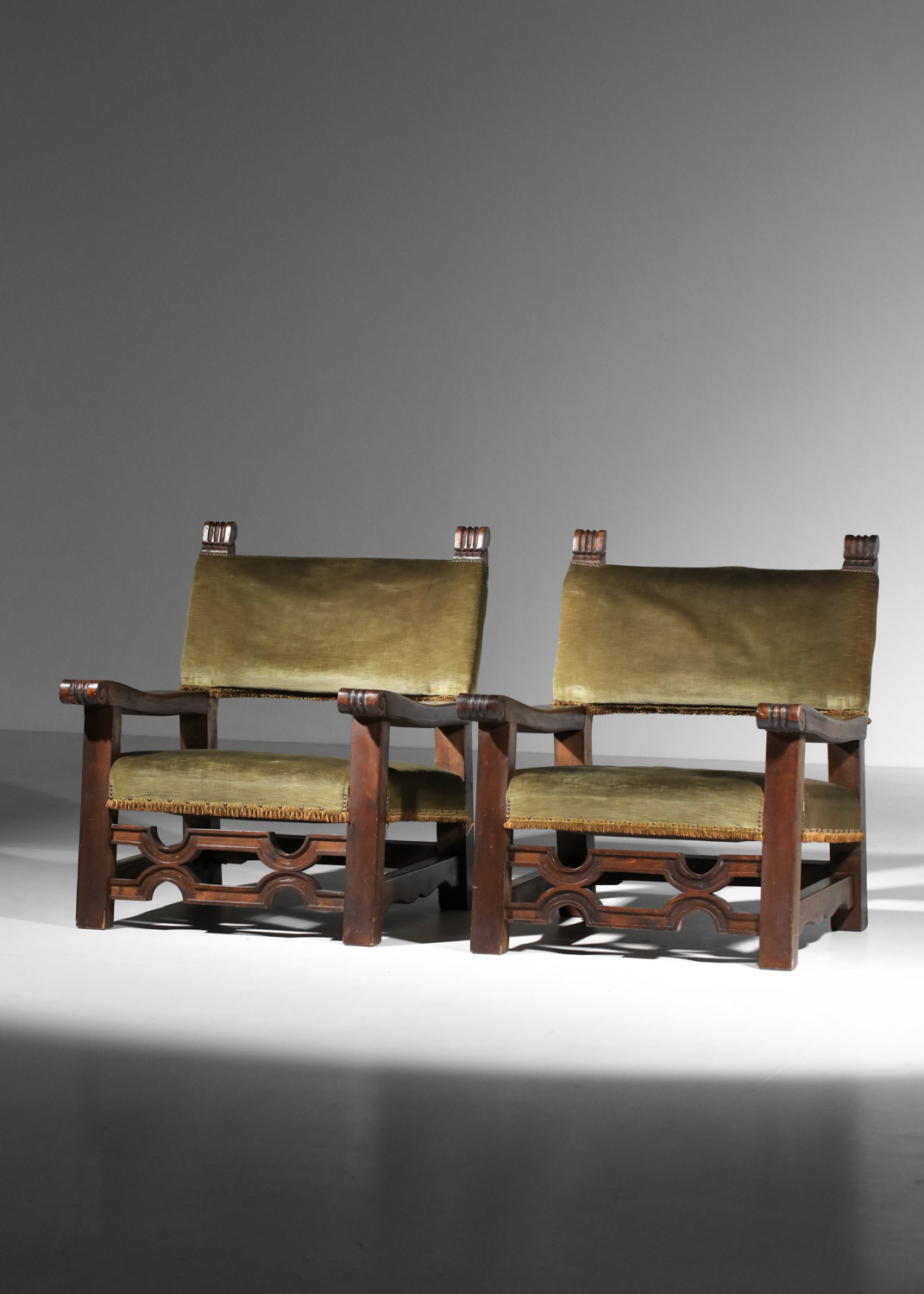 large paire de fauteuils brutalistes en bois massif et velour vert années 60/70 I138