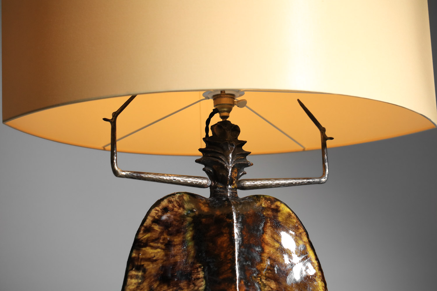 grande lampe en céramique émaillée coléoptère zoomorphe non identifiée - J029