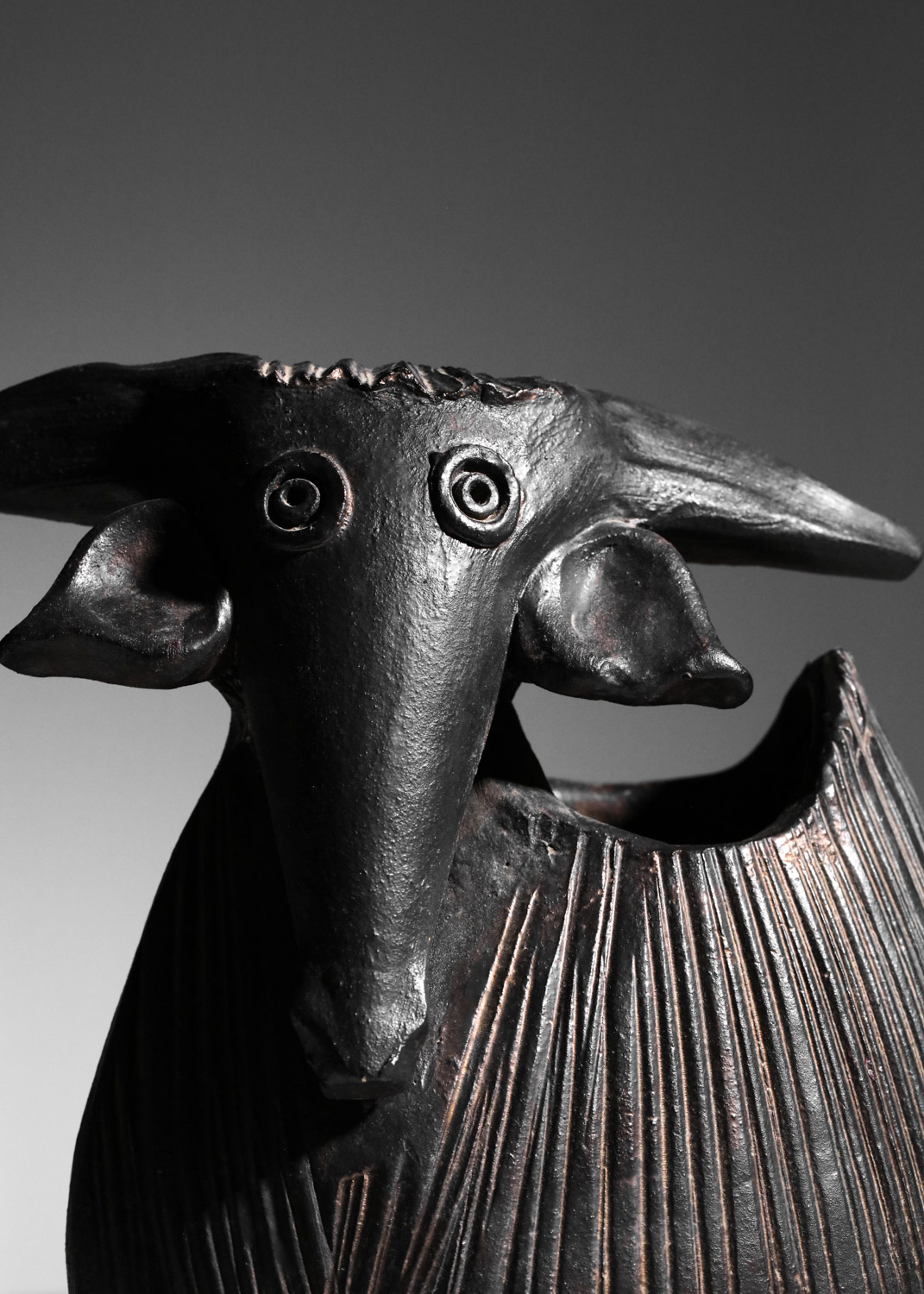 vase chêvre de dominique pouchain en céramique noire I691