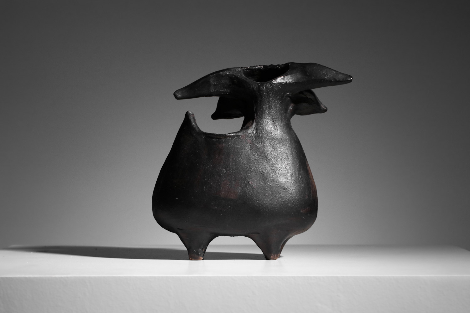 vase chêvre de dominique pouchain en céramique noire I691