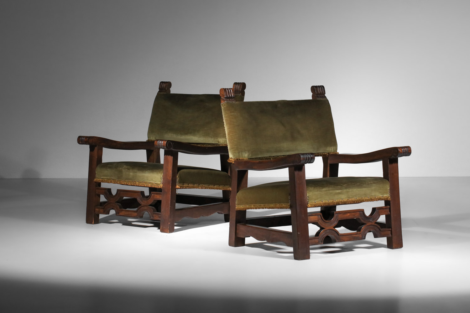 large paire de fauteuils brutalistes en bois massif et velour vert années 60/70 I138