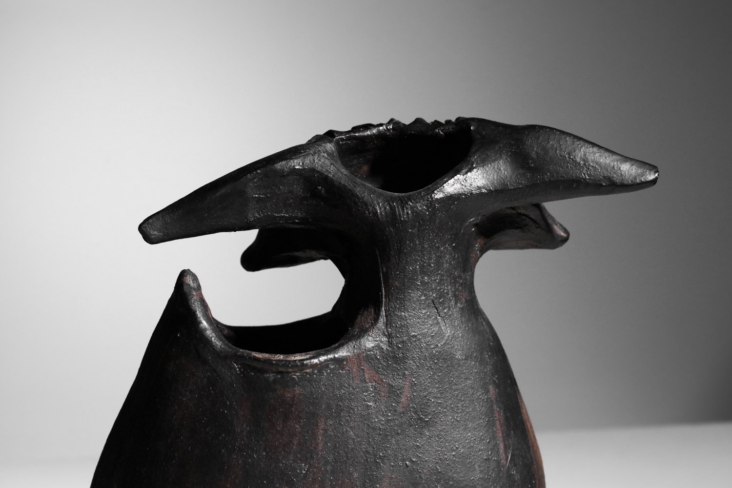 vase chêvre de dominique pouchain en céramique noire I691