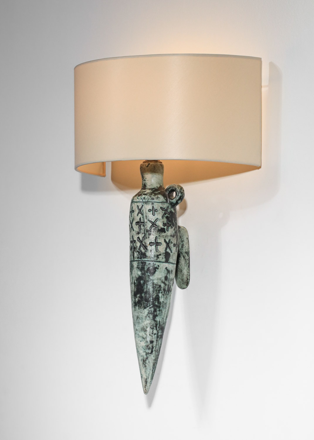 applique jacques blin en céramique années 60 décor de croix verte H656