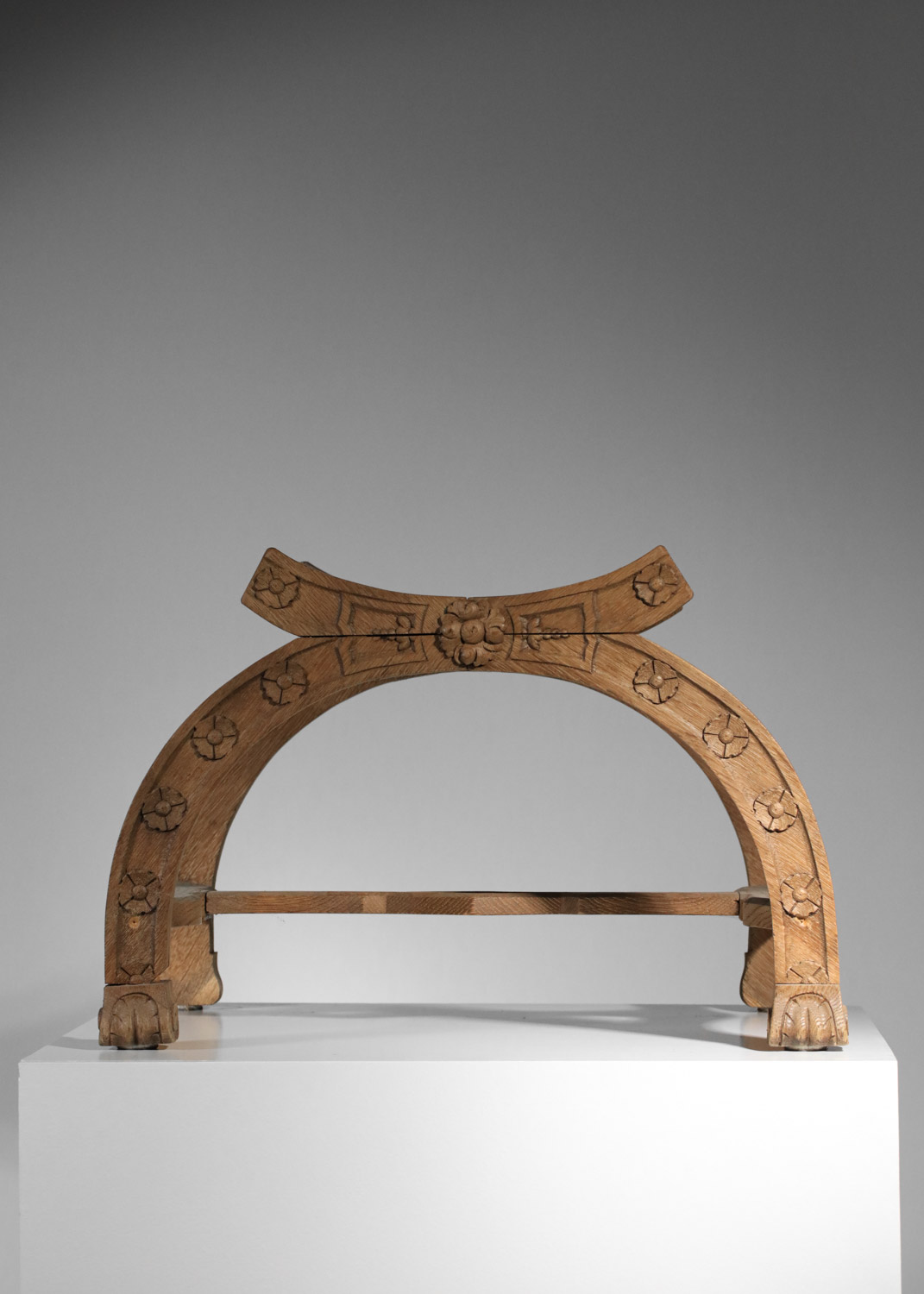 tabouret en chêne massif sculpté années 40 detourné - F751