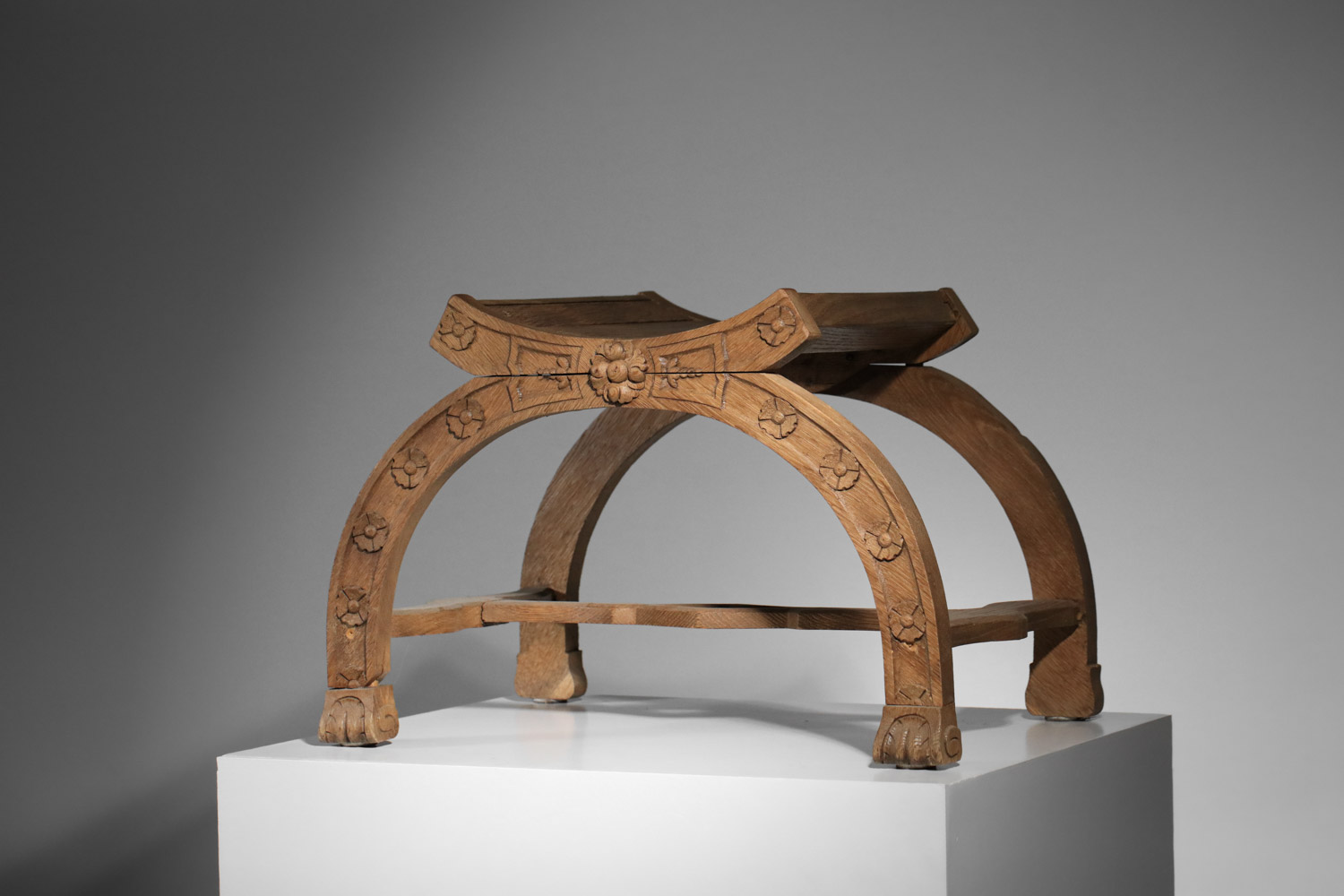 tabouret en chêne massif sculpté années 40 detourné - F751