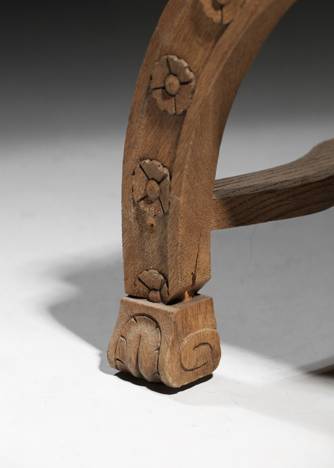 tabouret en chêne massif sculpté années 40 detourné - F751