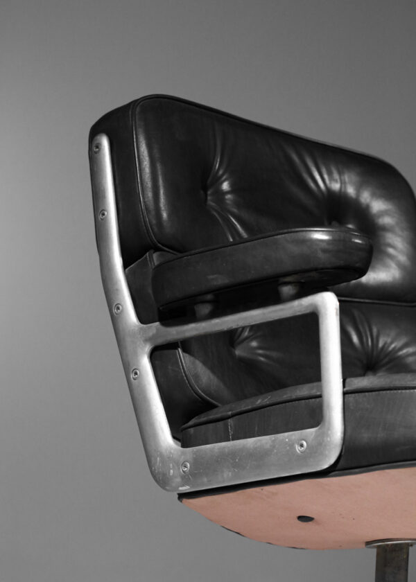 fauteuil de bureau Charles et Ray Eames en cuir noir et aluminium group G338