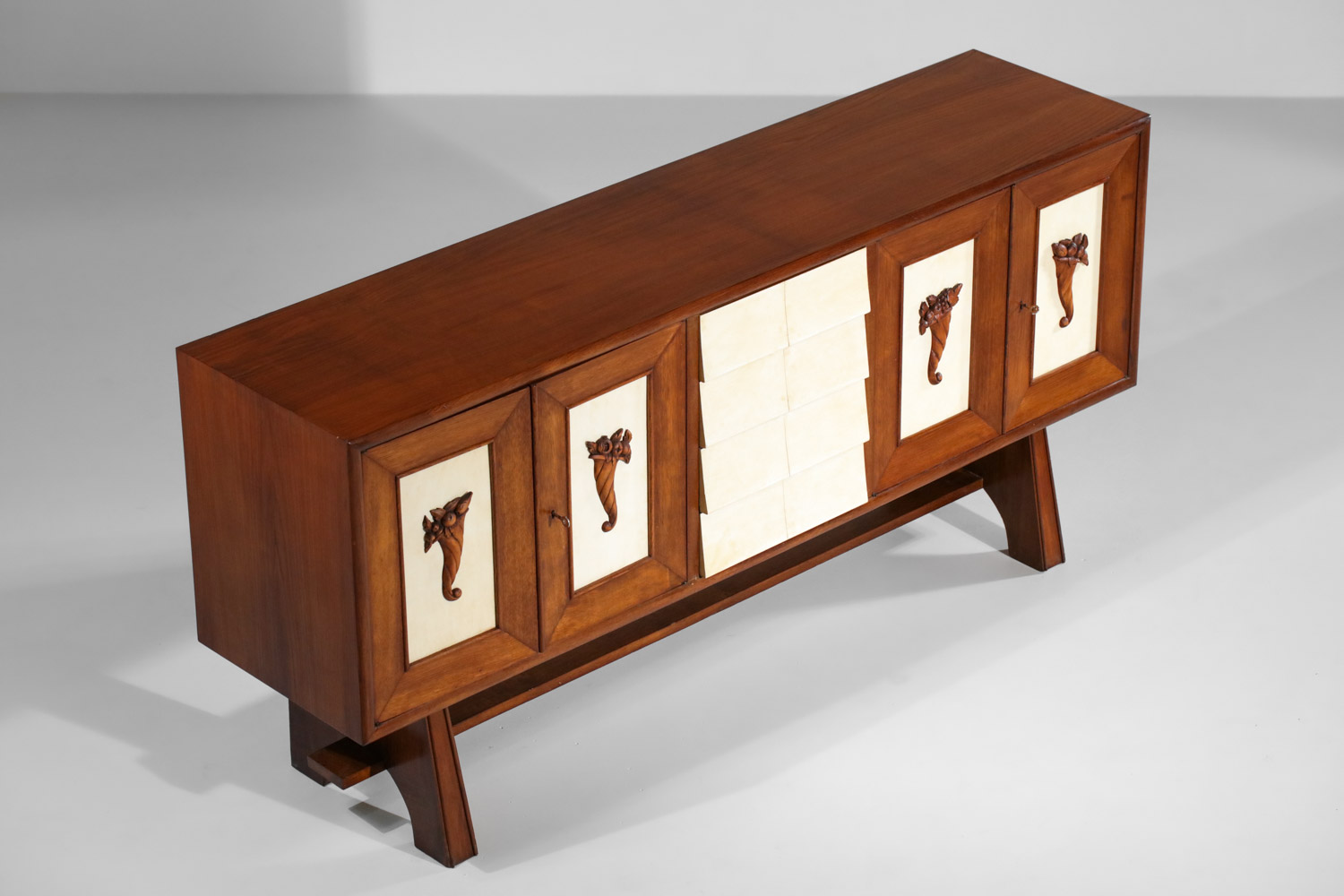 enfilade italienne années 60 style paolo buffa parchemin guglielmo ulrich