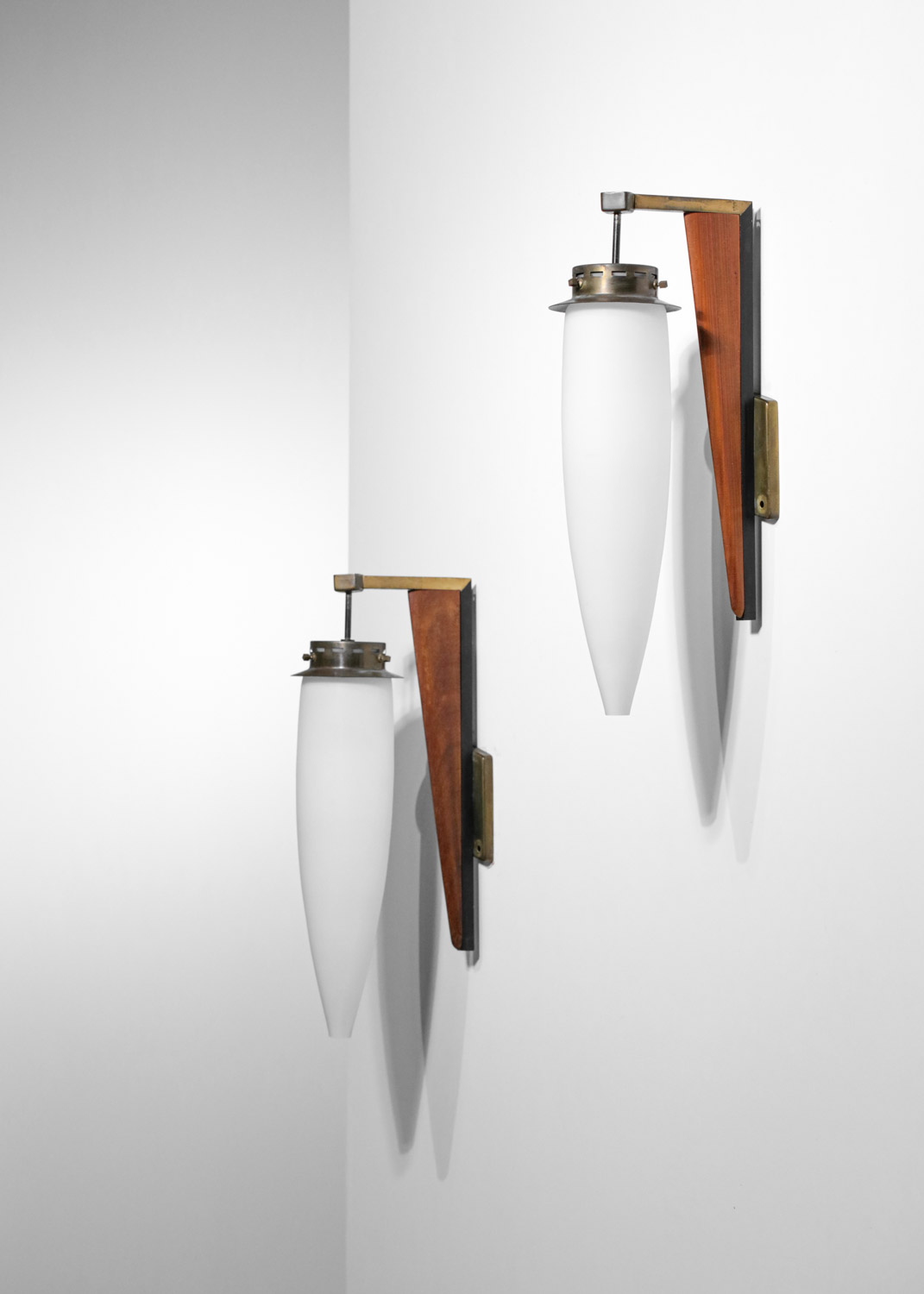 Grande Paire d'appliques italiennes stilnovo années 50 laiton bois opaline