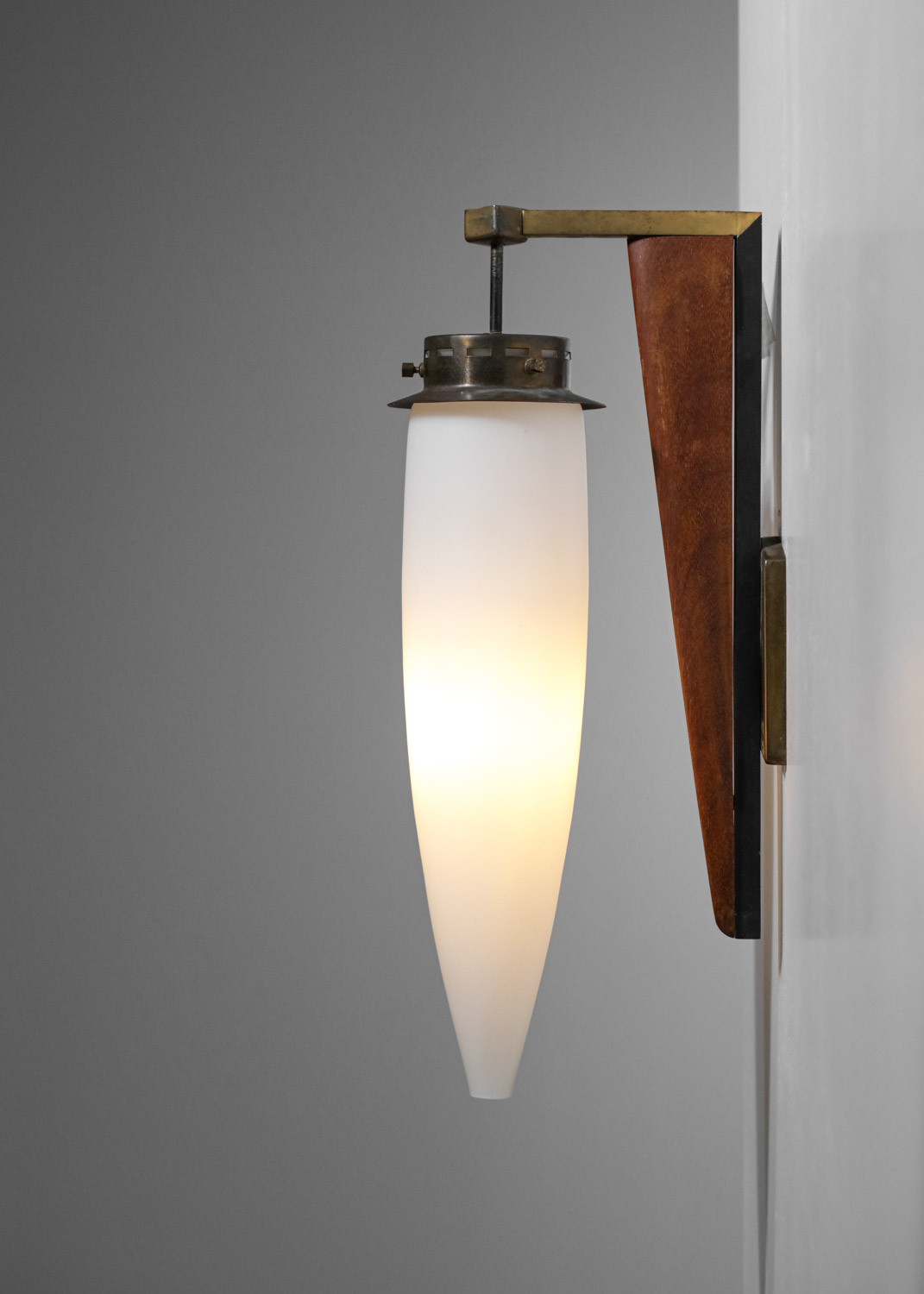 Grande Paire d'appliques italiennes stilnovo années 50 laiton bois opaline