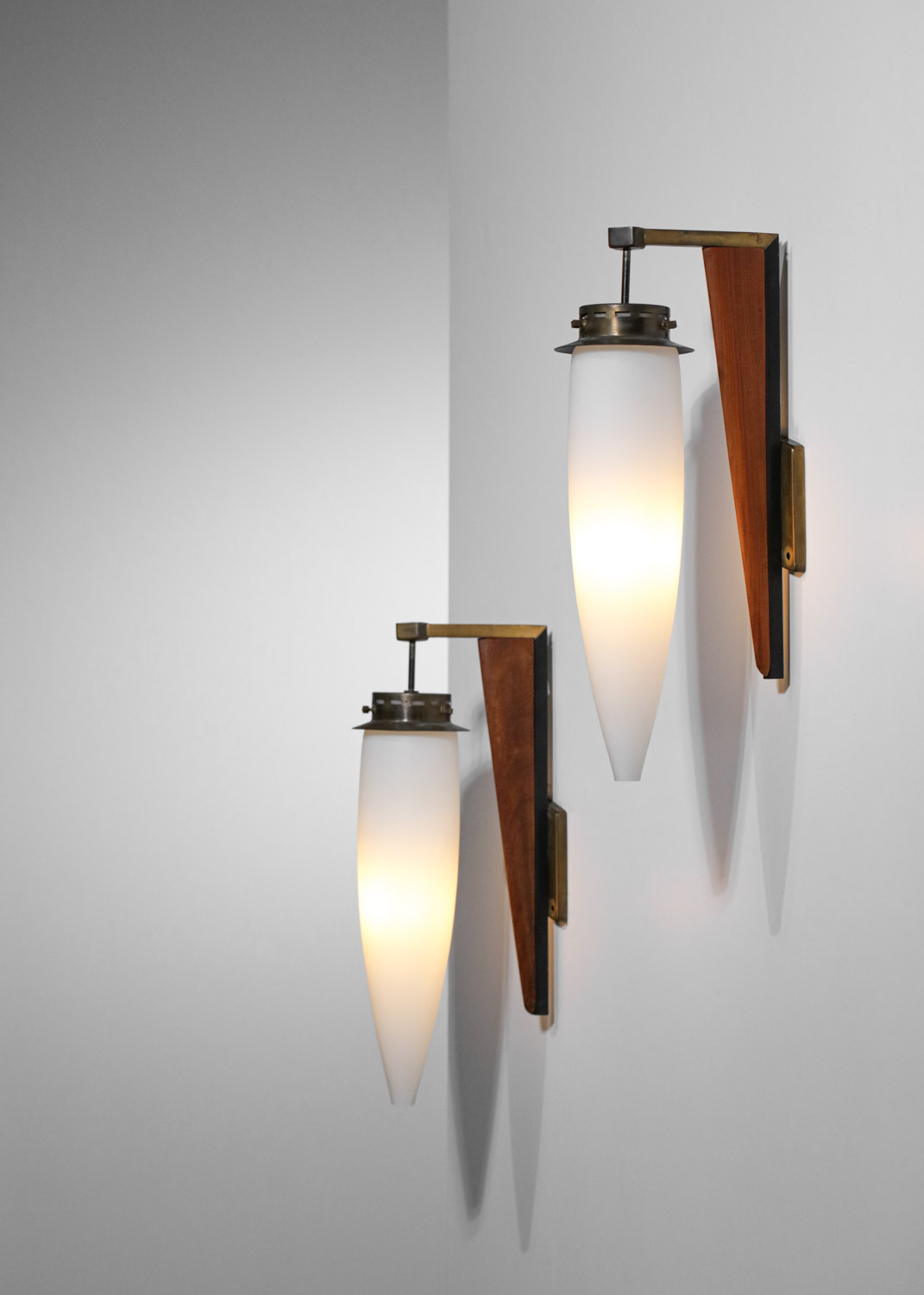 Grande Paire d'appliques italiennes stilnovo années 50 laiton bois opaline