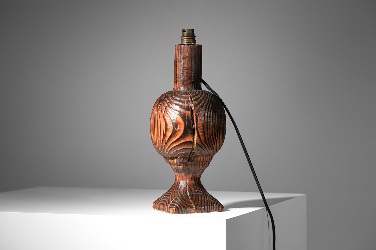 Lampe de table brutaliste art populaire en bois brulé - H323