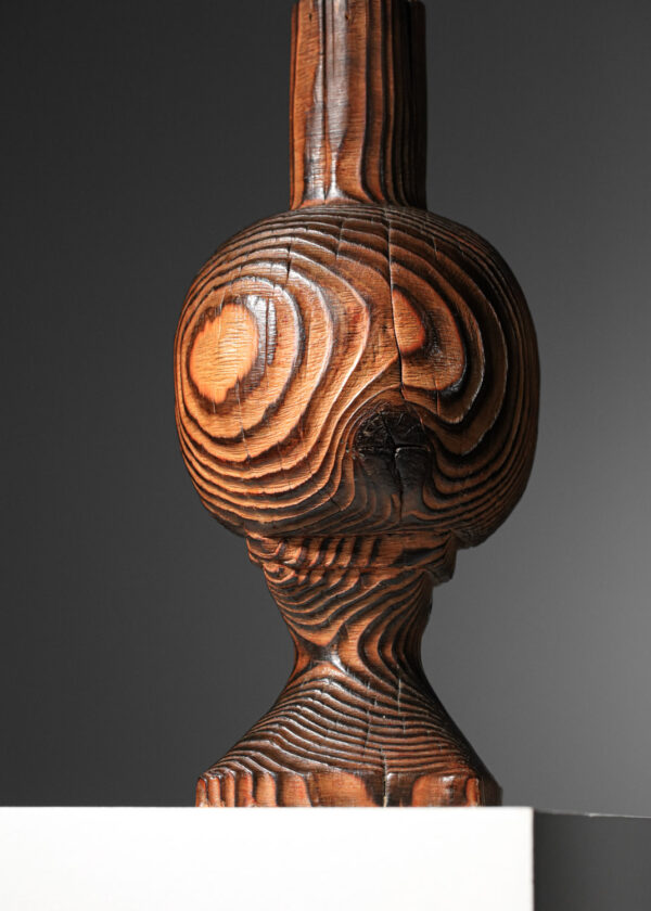 Lampe de table brutaliste art populaire en bois brulé - H323