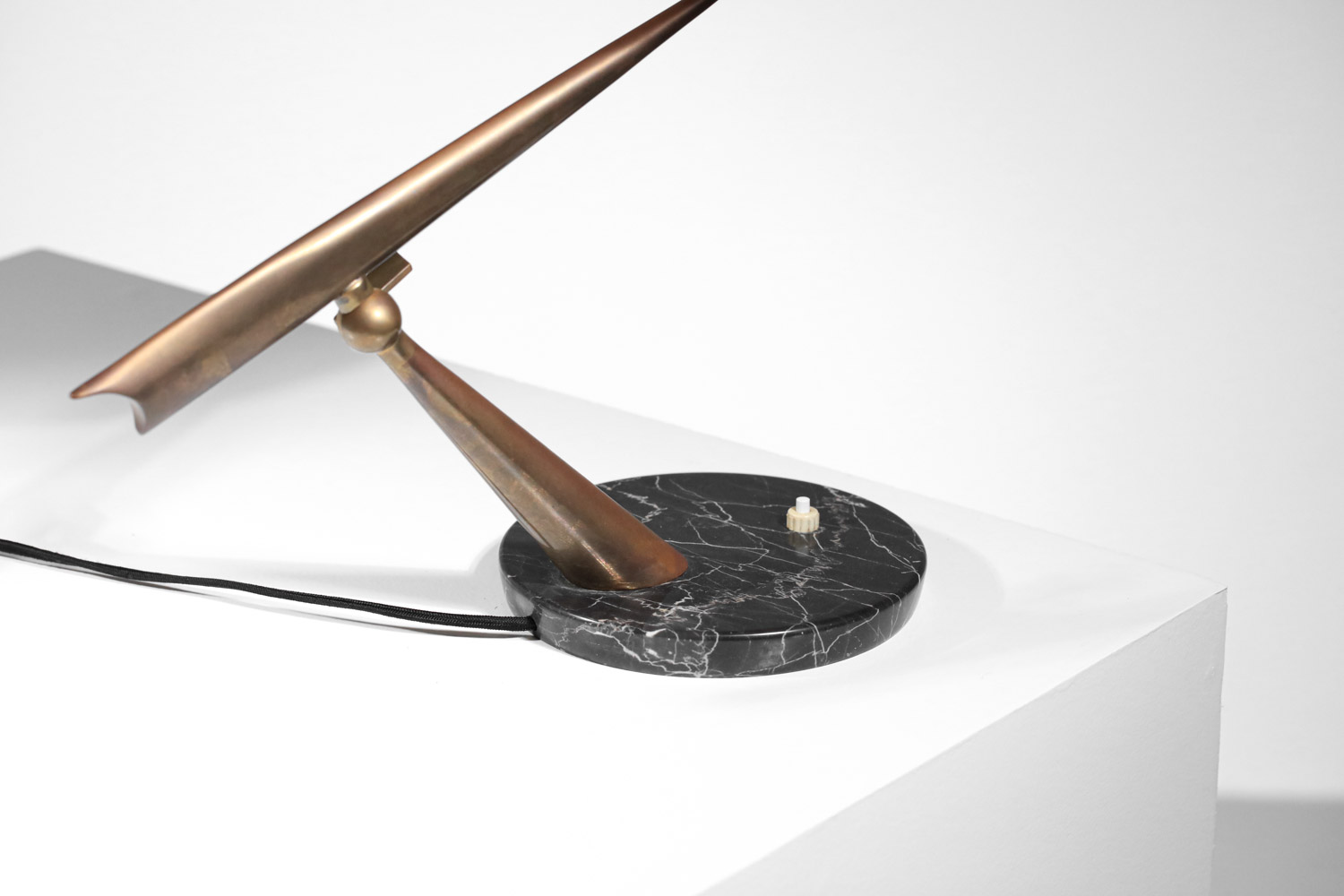 Lampe de table italienne années 50 attr. à Lumen laquée noire et laiton socle en marbre Années 60 style arredoluce stillux H130