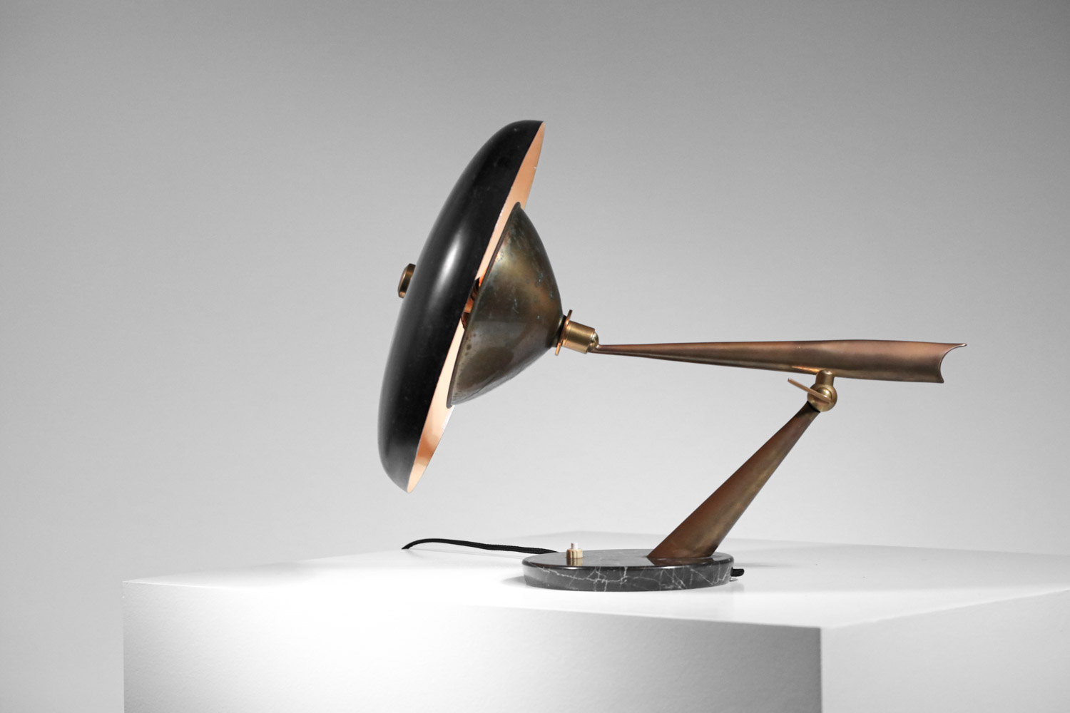 Lampe de table italienne années 50 attr. à Lumen laquée noire et laiton socle en marbre Années 60 style arredoluce stillux H130