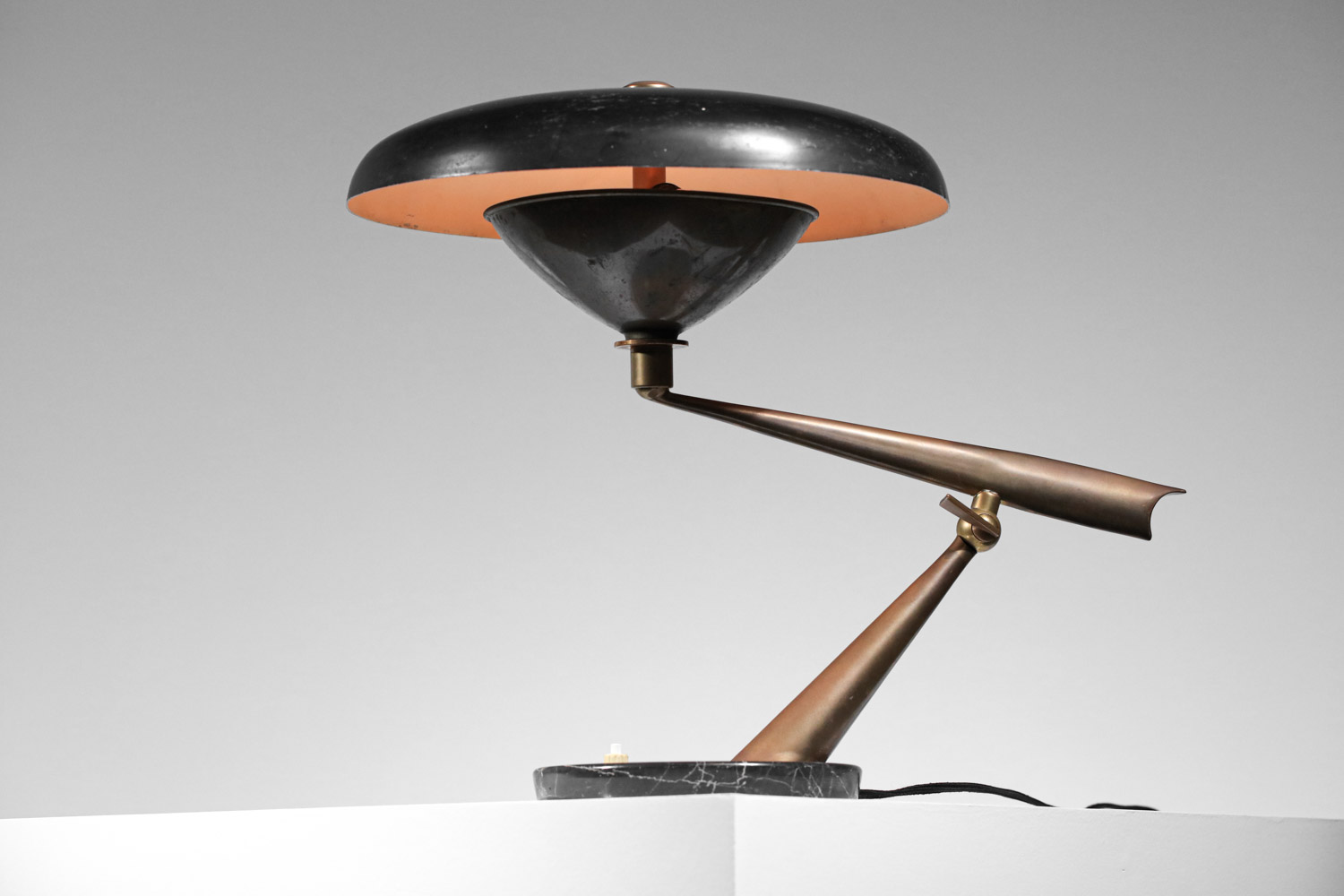 Lampe de table italienne années 50 attr. à Lumen laquée noire et laiton socle en marbre Années 60 style arredoluce stillux H130